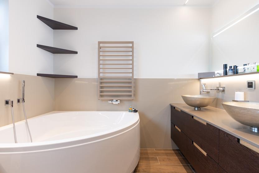 Modernes Badezimmer nach Maß mit freistehender Wanne, hölzernen Waschtischen und schwarzen Wandregalen.