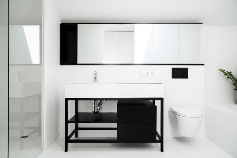 Badmöbel nach Maß mit schwarzem Waschbeckenunterschrank und Spiegelschrank