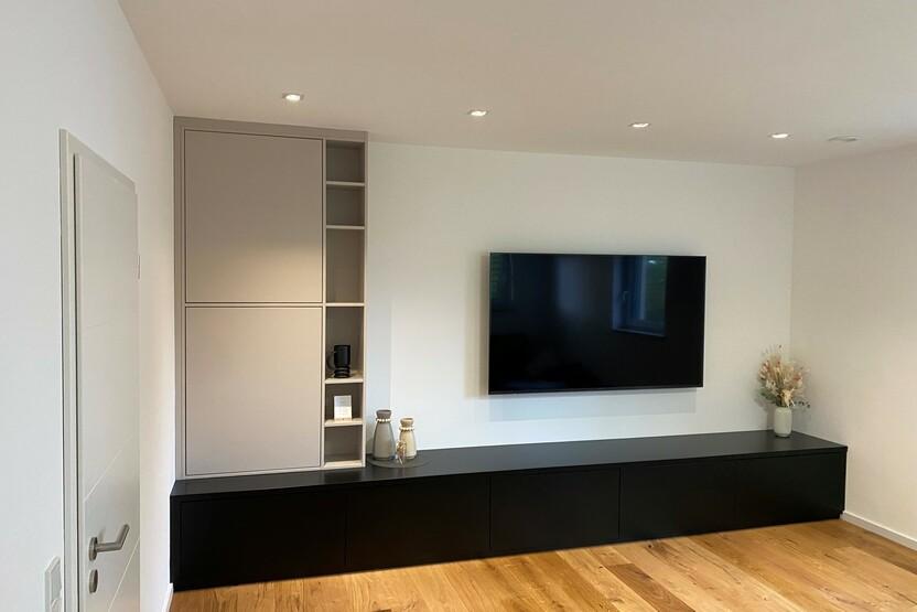 Sideboard nach Maß Sideboard in schwarz unter hängendem Fernseher in Wohnraum