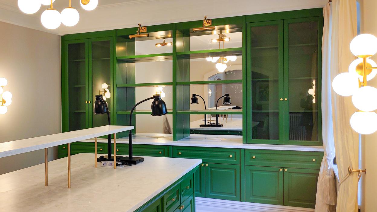 Individueller Möbelbau in der Küche Küche mit Marmoroberfläche und grünen Fronten