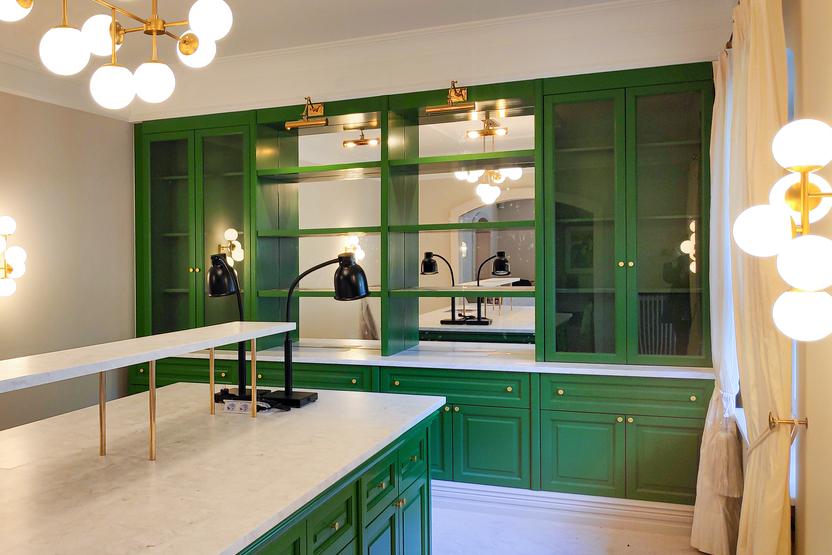 Küche mit Marmoroberfläche und grünen Fronten
