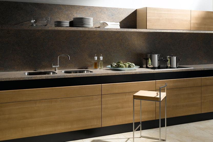 Küchenzeile aus Massivholz mit schwarzer Arbeitsplatte, Spülbecken und Wandregal