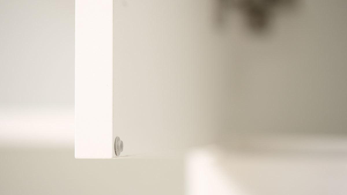 Detailaufnahme Fischauge an weißer Schranktür zur Materialerhaltung