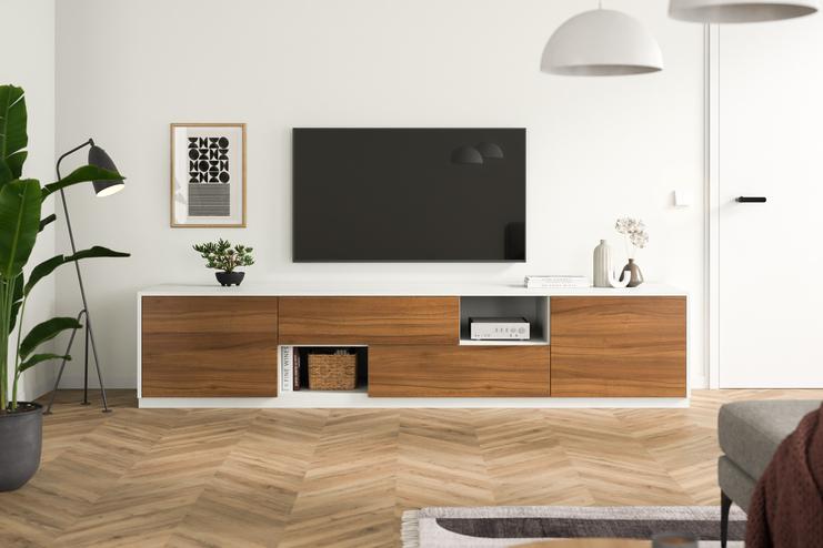 Elegante maßgefertigte Kommode im modernen Wohnzimmer Eine minimalistische Kommode nach Maß, mit Holzelementen und weißen Fronten, steht unter einem Wand-TV, umgeben von stilvoller Dekoration.
